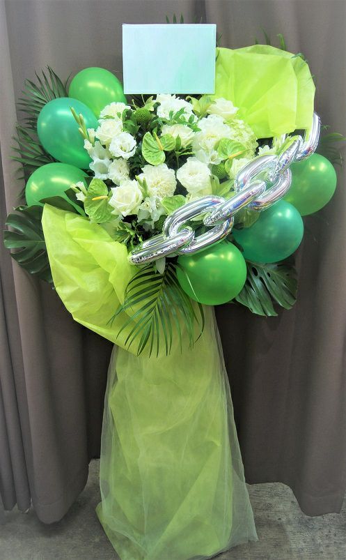 おしゃれなホワイト×グリーンのバルーンスタンド花